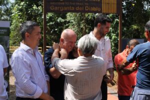 Saludando a autoridades del Parque Nacional.