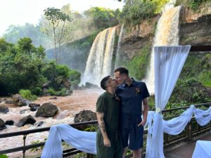 Cataratas: Primera Boda de Extranjeros LGBTQ+