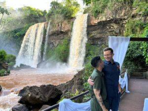 Cataratas: Primera Boda de Extranjeros LGBTQ+