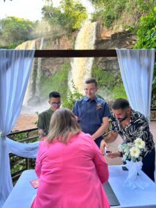 Cataratas: Primera Boda de Extranjeros LGBTQ+